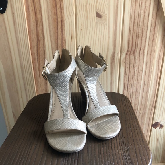 Kenneth Cole-Gold Wedge Sandel - Picture 1 of 7